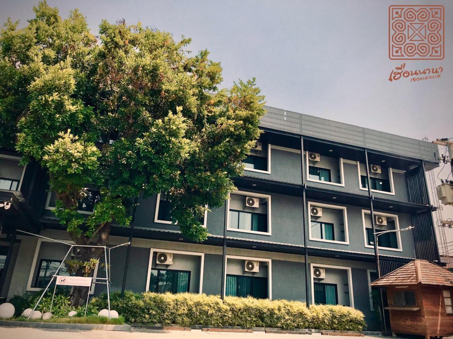 Huern Nana Jomsawan Hotel Phrae Exterior photo